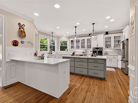 3rd image of 121 Greenview Drive