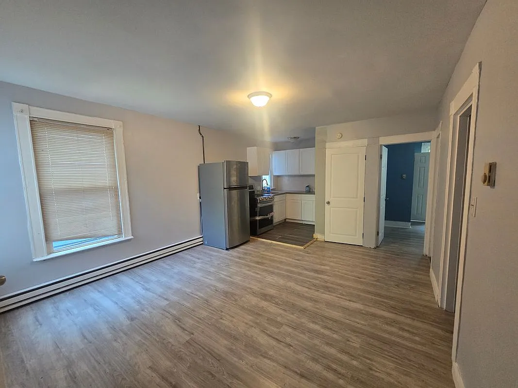 5 bed, 2.0 bath, 1167 sqft, $2,500 — Photo 2