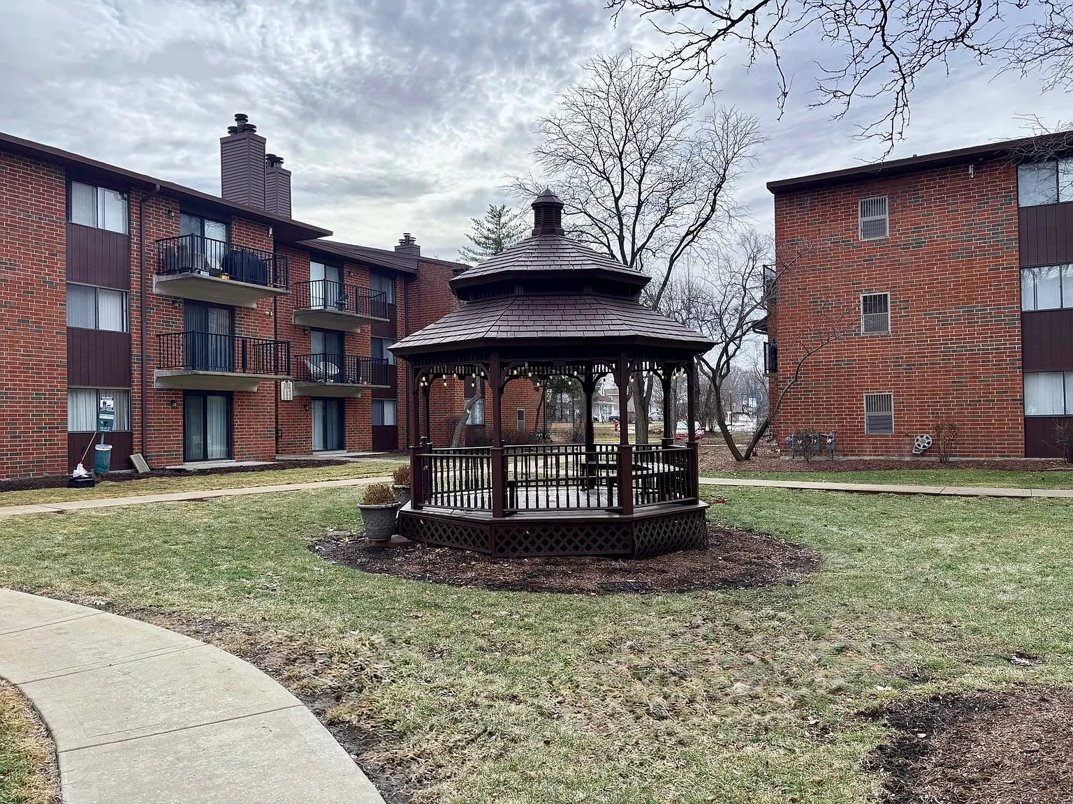 Royal Grove Apartments — Photo 1