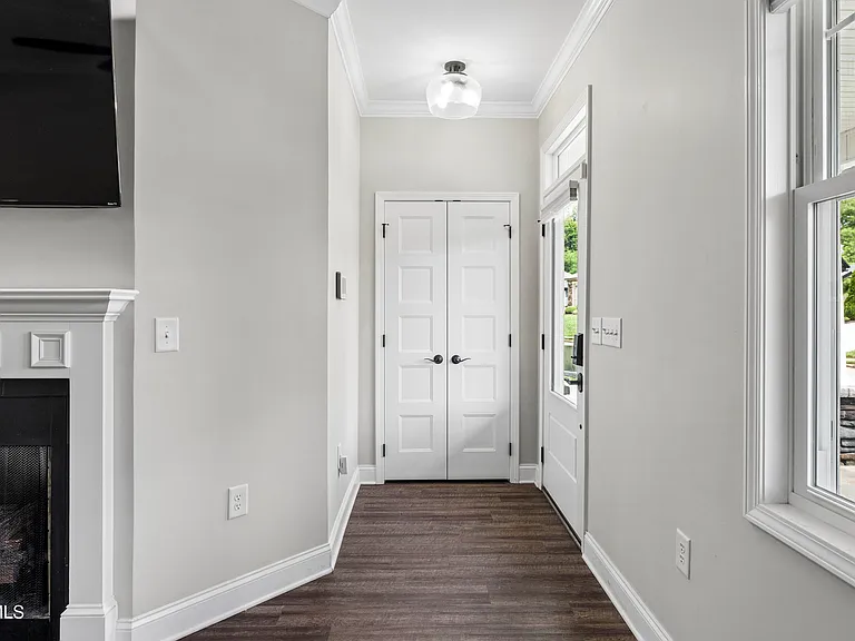 515 Villa Ln — Photo 3