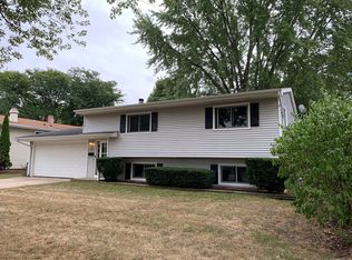 147 Surrey Ln, Crystal Lake, IL 60014