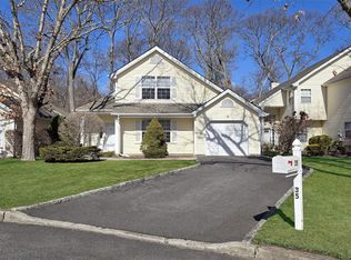 35 Saddlebrook Ct, Middle Island, NY 11953