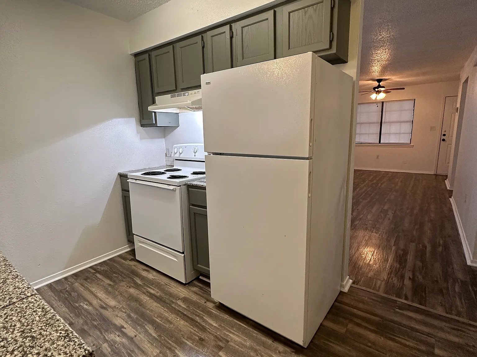 1 bed, 900 sqft, $950 — Photo 3