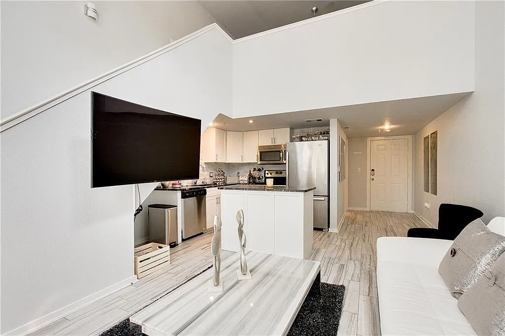 1 bed, 730 sqft, $2,199 — Photo 3