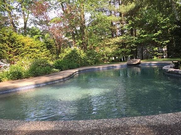 4th image of 39 Winterberry Dr