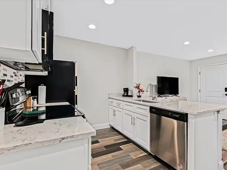 Royal Oak Place Apartments — Photo 13