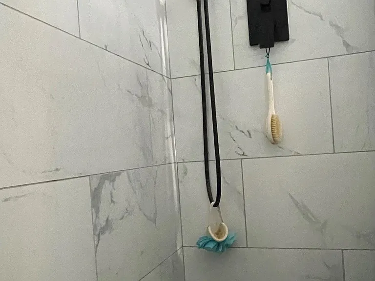 A handheld or handsfree shower head? The decision is yours.