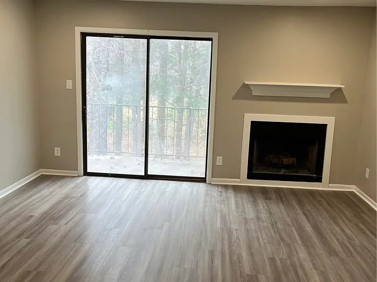 Livingroom w/balcony