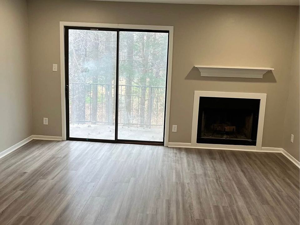 Livingroom w/balcony