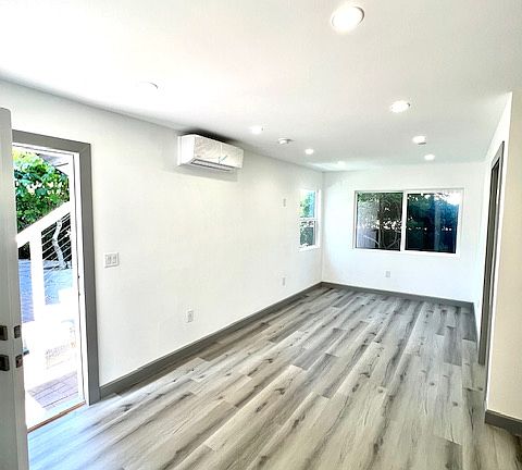 3rd image of 5452 Janisann Ave