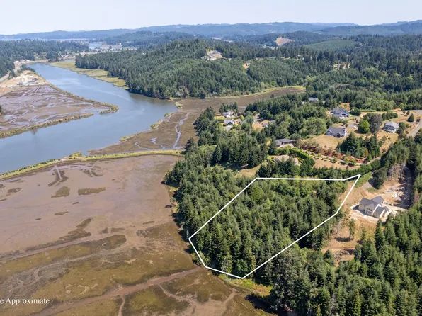 93632 Links Ln, Coos Bay, OR 97420