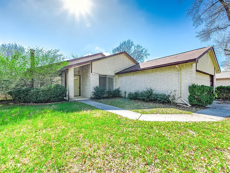 3423 Nutwood Ln — Photo 2