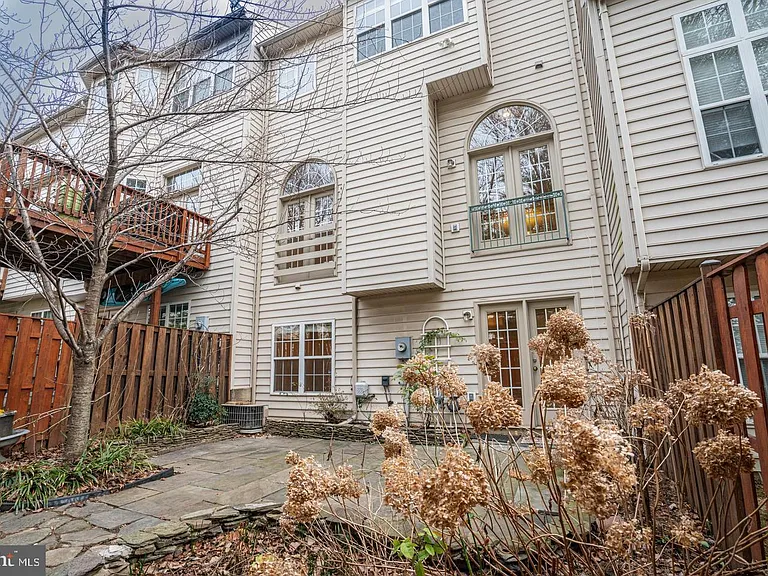 437 Clayton Ln — Photo 27