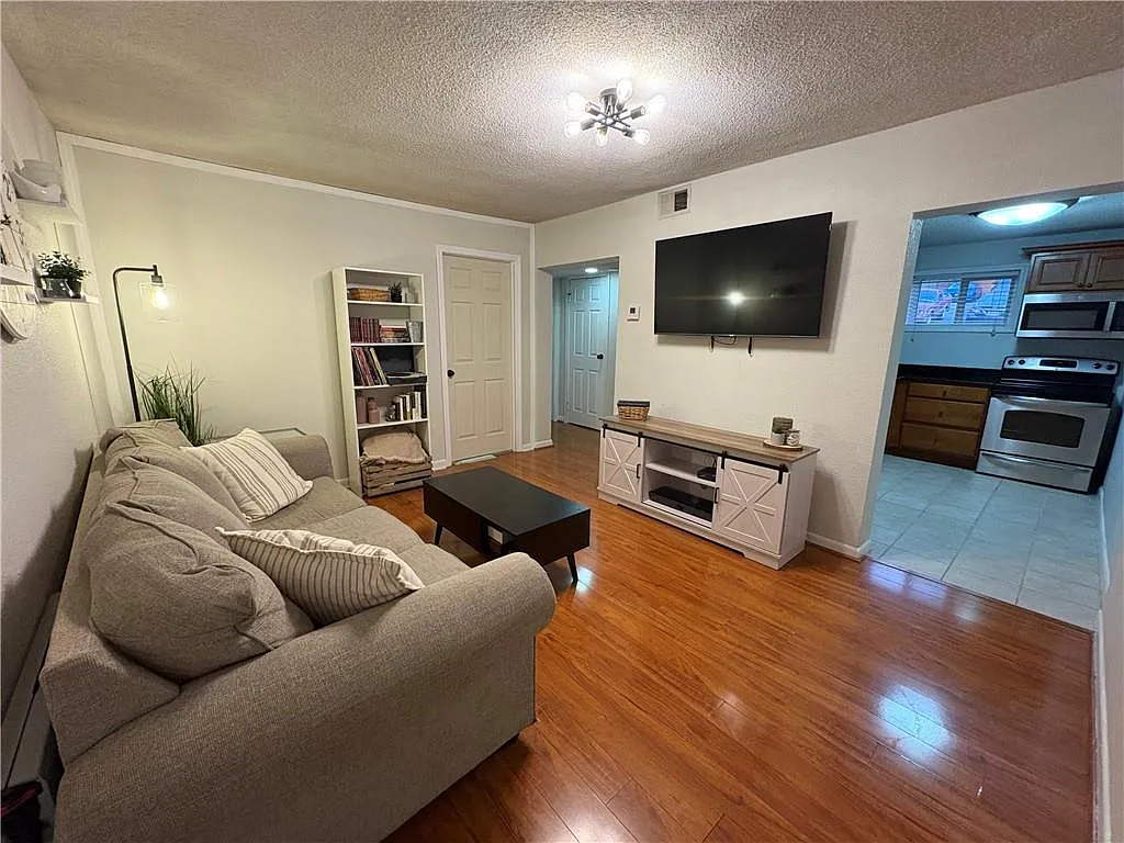 2 bed, 1.0 bath, 795 sqft, $1,500 — Photo 2