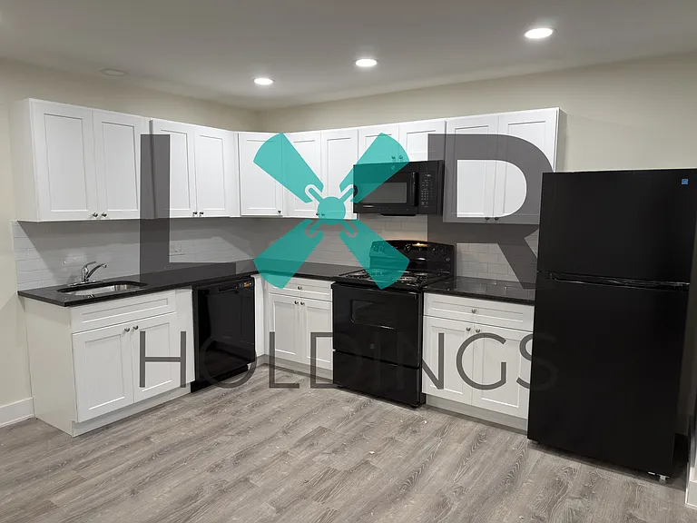 317 E Broad St — Photo 2