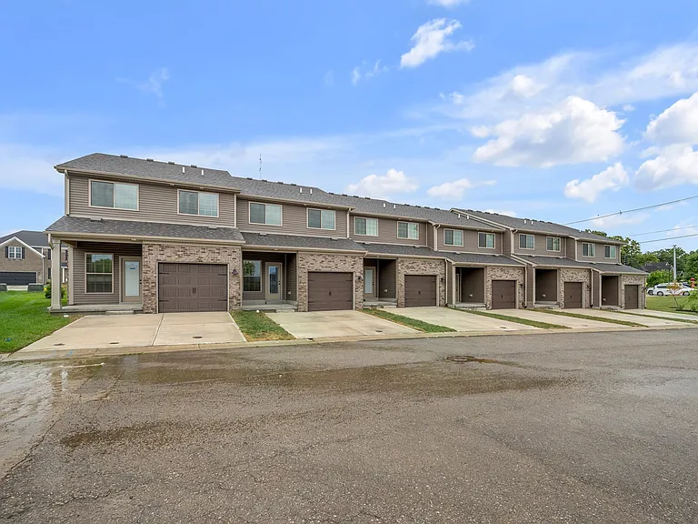 Belhurst Park Townhomes — Photo 10