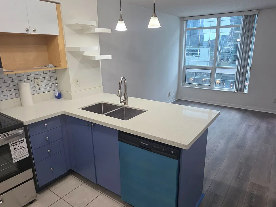 18 Yonge St #914