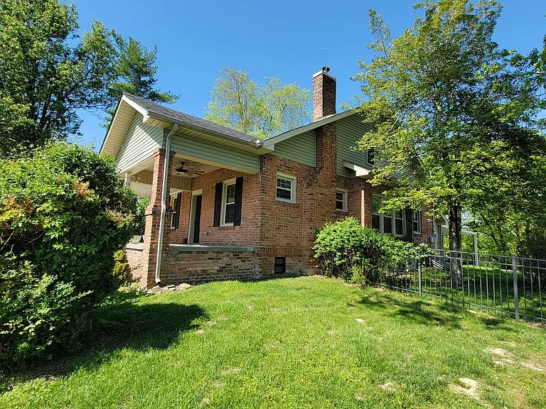 250 E Main St — Photo 23