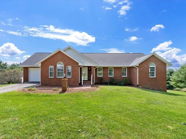 1555 Grand View Dr, Christiansburg, VA 24073