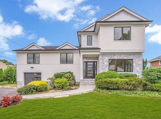 8 Cambria Rd, Syosset, NY 11791