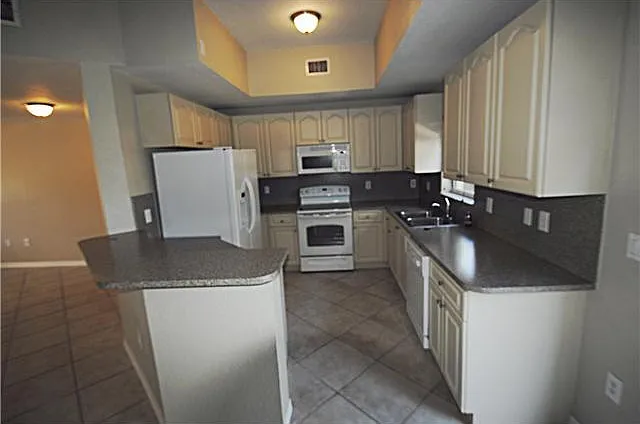 3 bed, 2.5 bath, $1,600 — Photo 3