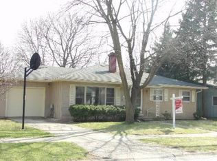 933 Pebble Dr, Wheeling, IL 60090