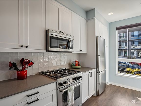 5th image of 3410 23rd Avenue W #B