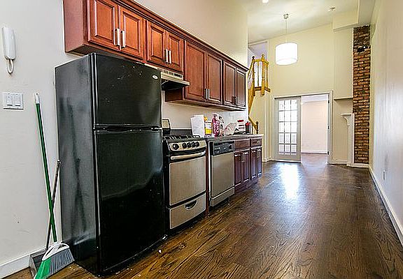 2nd image of 295 Maujer St #3M