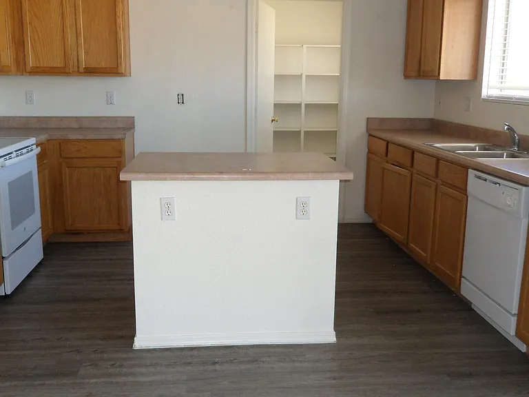 910 E Beth Dr — Photo 4