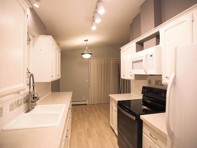 4829 Bryn Mawr Ct — Photo 2