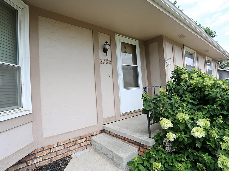 6734 S 73rd Ave — Photo 8