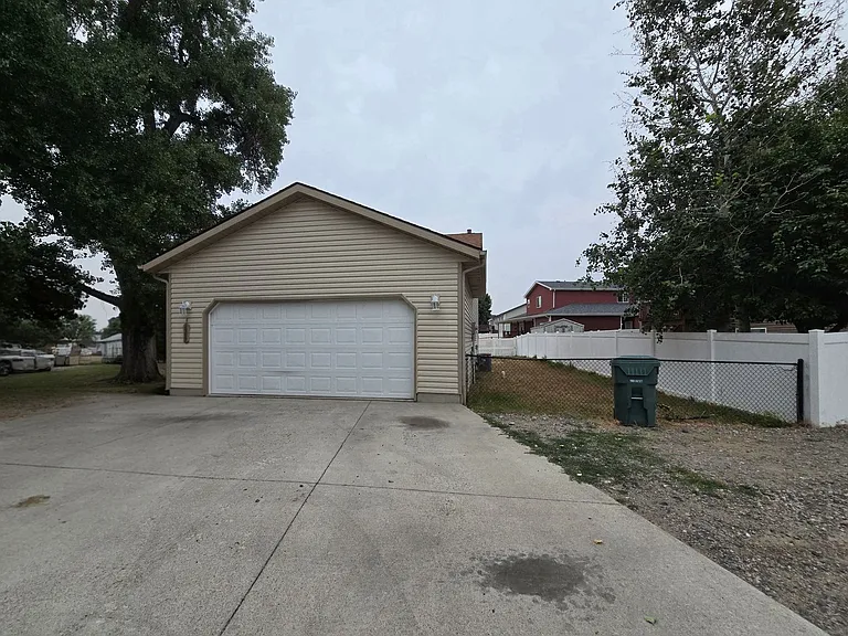 1317 Mirror Lake Ln — Photo 2
