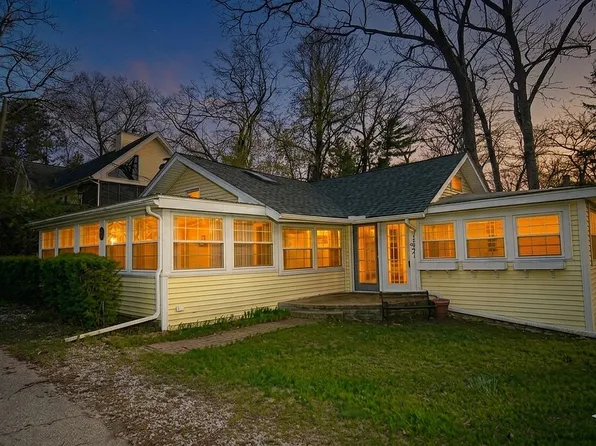 46103 Pine Ave, New Buffalo, MI 49117