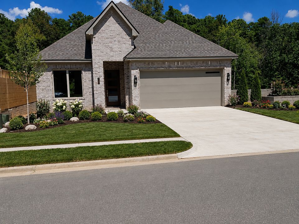 Front Elevation, 130 Kinley Loop, 2 car garage