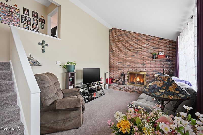 4th image of 18 Harold Avenue