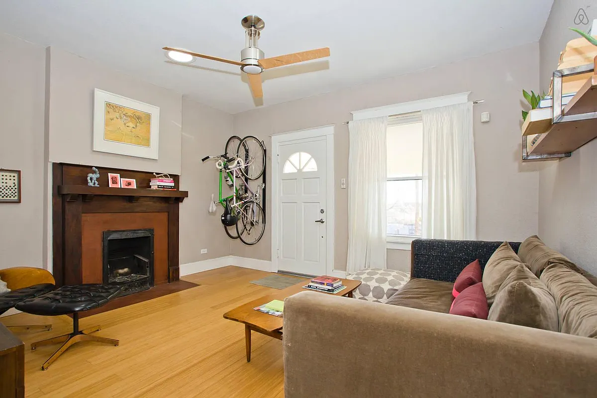 Building Photo - 2441 W Dunkeld Pl