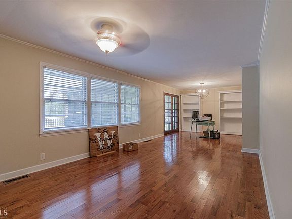 2nd image of 303 Dogwood Cir