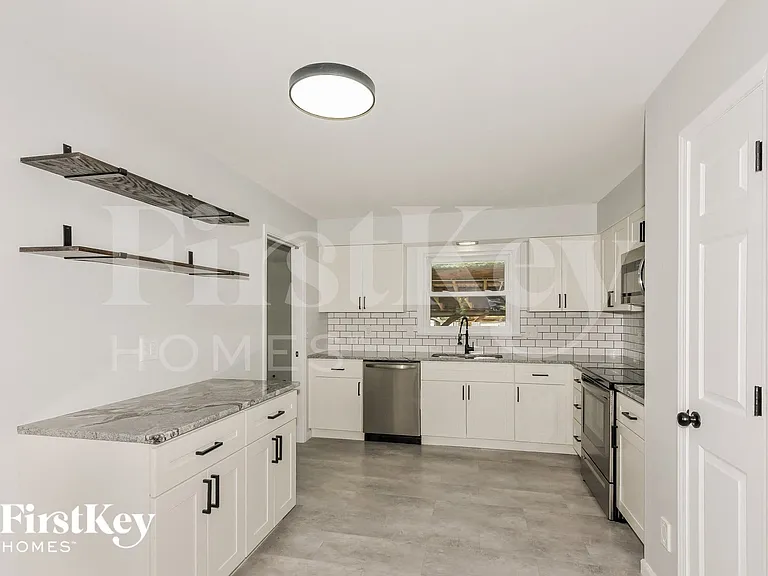 305 Elmhurst Dr — Photo 6