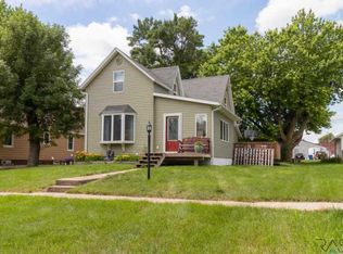 208 S Central Ave, Hills, MN 56138