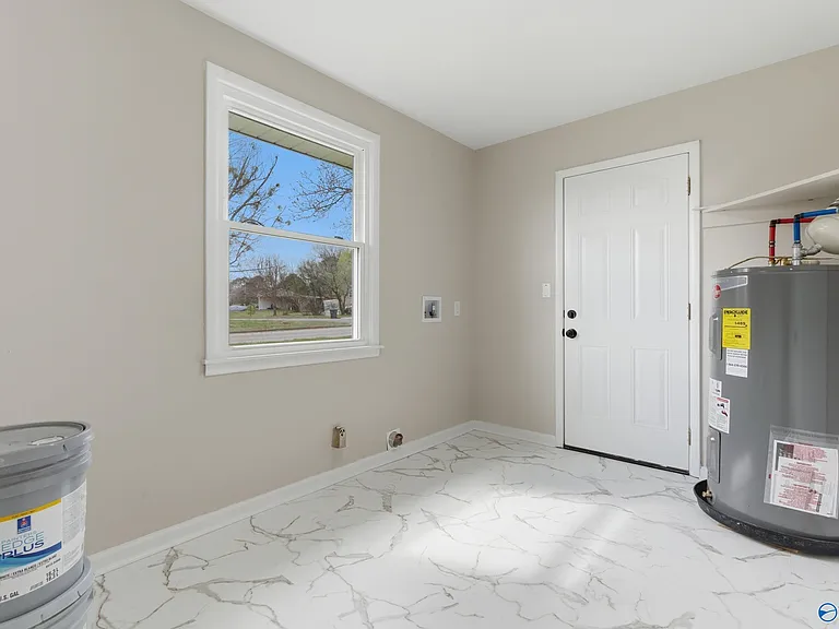 400 Harolds Dr NW — Photo 2