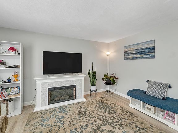 3rd image of 8 Curtis Dr