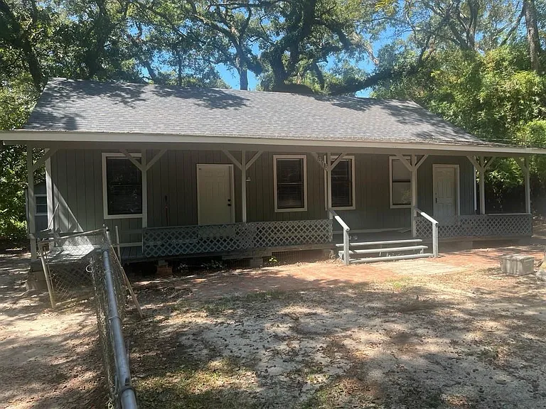 618 Clarke St — Photo 1