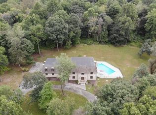 4 Holly Ln, Poughkeepsie, NY 12603