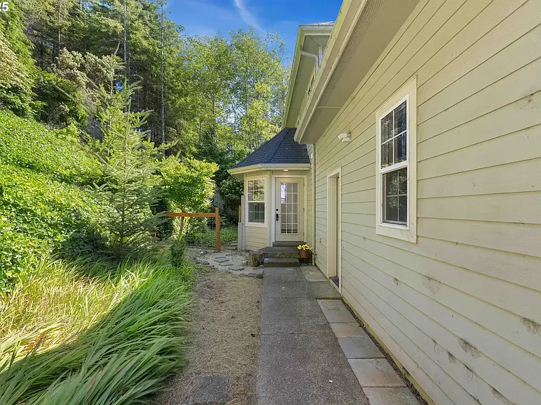 2279 Hamilton St — Photo 8