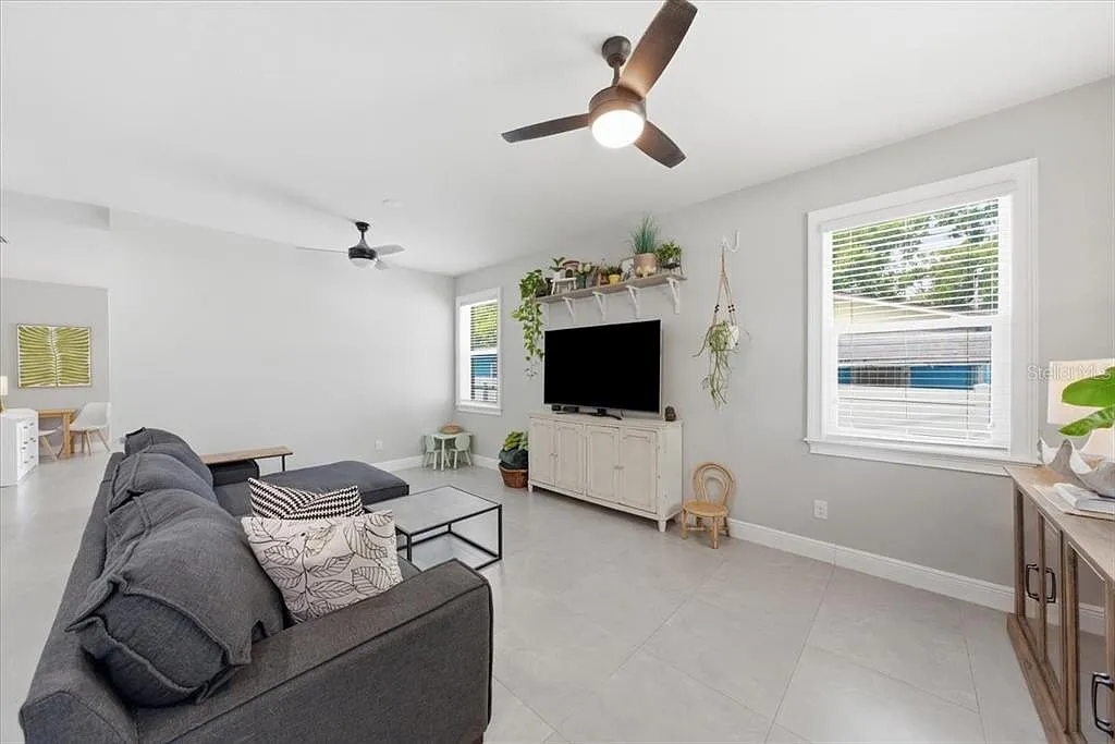 3 bed, 2.0 bath, 1696 sqft, $3,195 — Photo 3