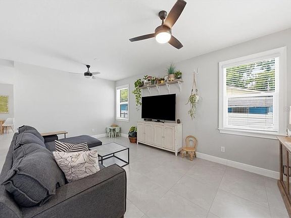 3rd image of 1808 W Cluster Ave