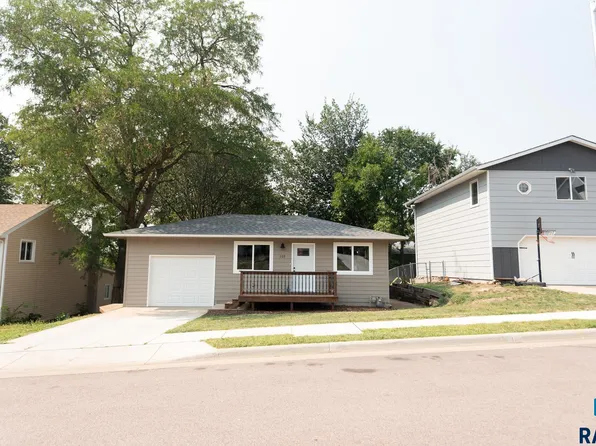 209 S 1st Ave, Brandon, SD 57005