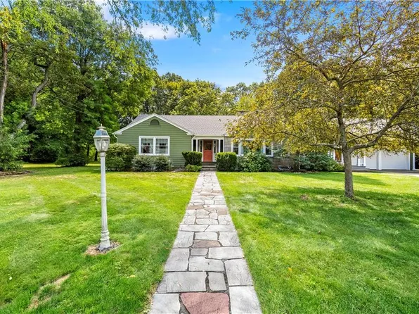 36 Apple Tree Ln, Warwick, RI 02888