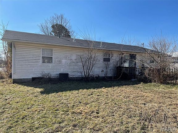 3rd image of 706 E 3rd St