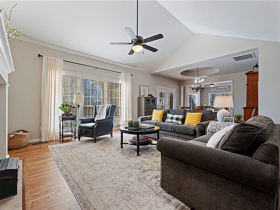 4th image of 15 Stratfield Ln